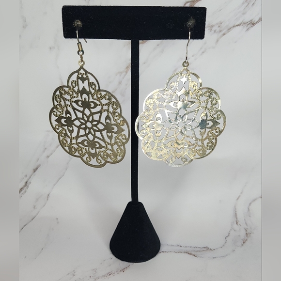 Vintage Golden Hollow Mandala Earrings - Picture 3 of 3